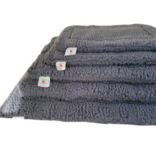 Tapis en fourrure synthétique hypoallergénique – Coloris : Gris (HuggleFleece Mat)